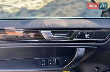 Позашляховик / Кросовер Volkswagen Touareg 2014 в 