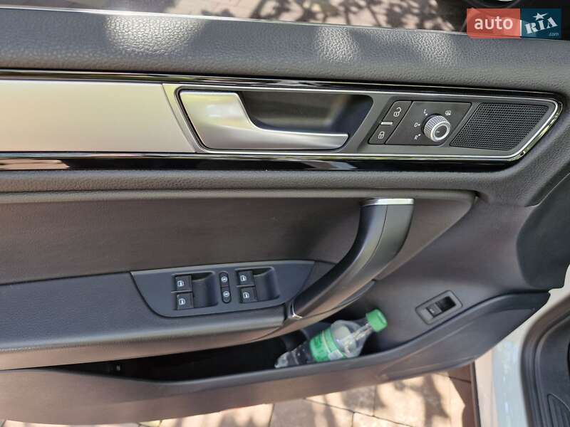 Позашляховик / Кросовер Volkswagen Touareg 2015 в Іршаві