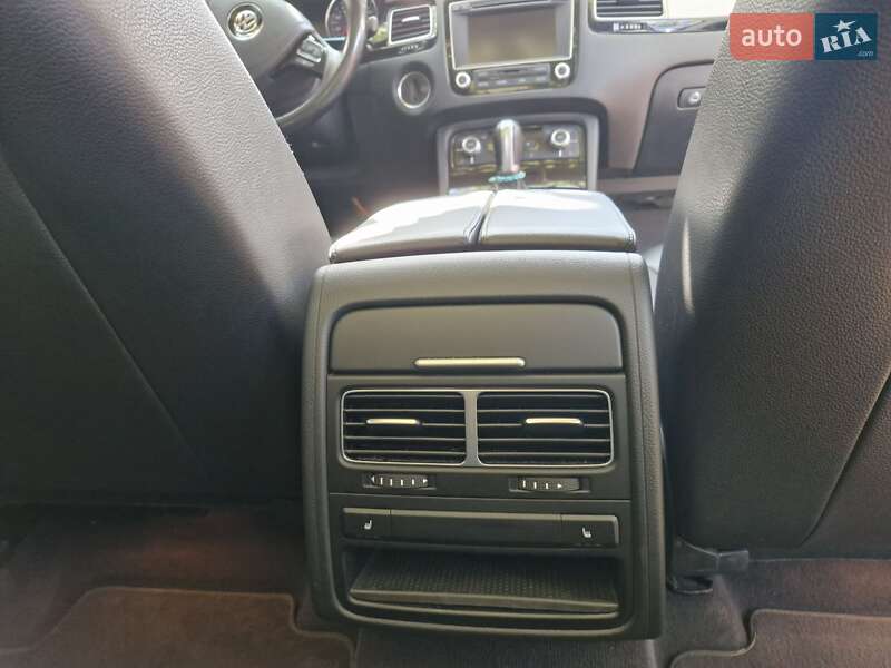 Позашляховик / Кросовер Volkswagen Touareg 2015 в Іршаві