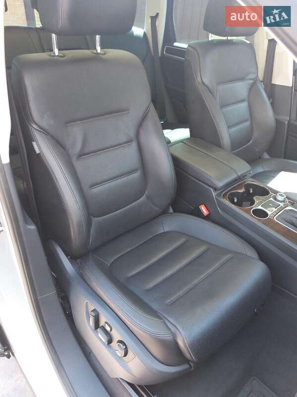 Позашляховик / Кросовер Volkswagen Touareg 2015 в Полтаві