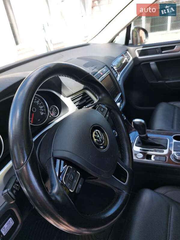 Позашляховик / Кросовер Volkswagen Touareg 2015 в Полтаві