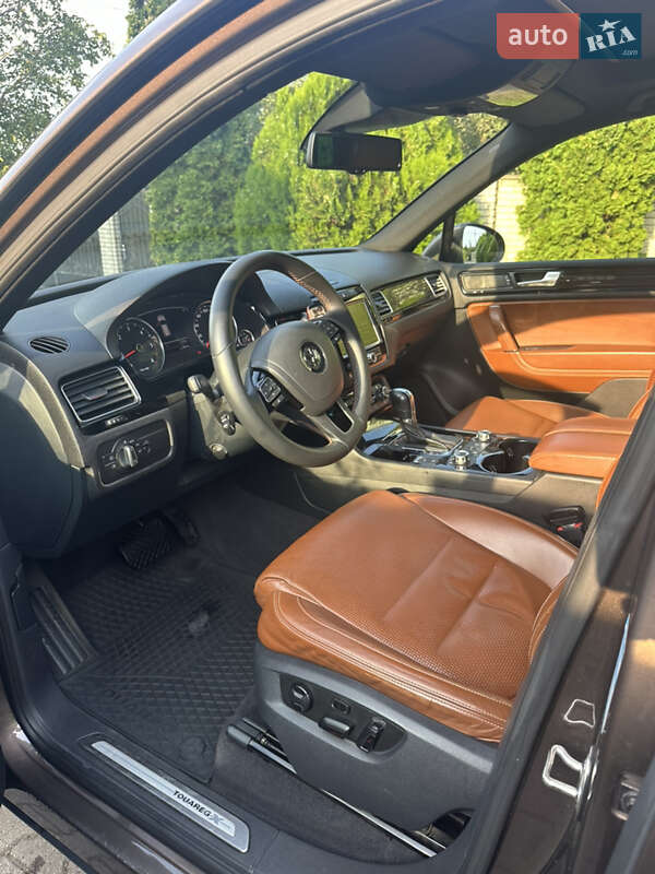 Позашляховик / Кросовер Volkswagen Touareg 2014 в Чернівцях