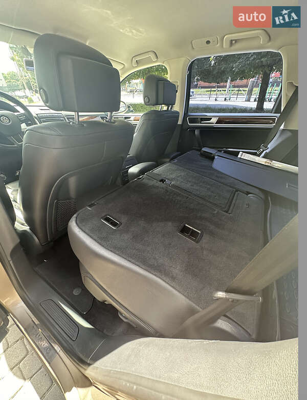 Внедорожник / Кроссовер Volkswagen Touareg 2015 в Хмельницком
