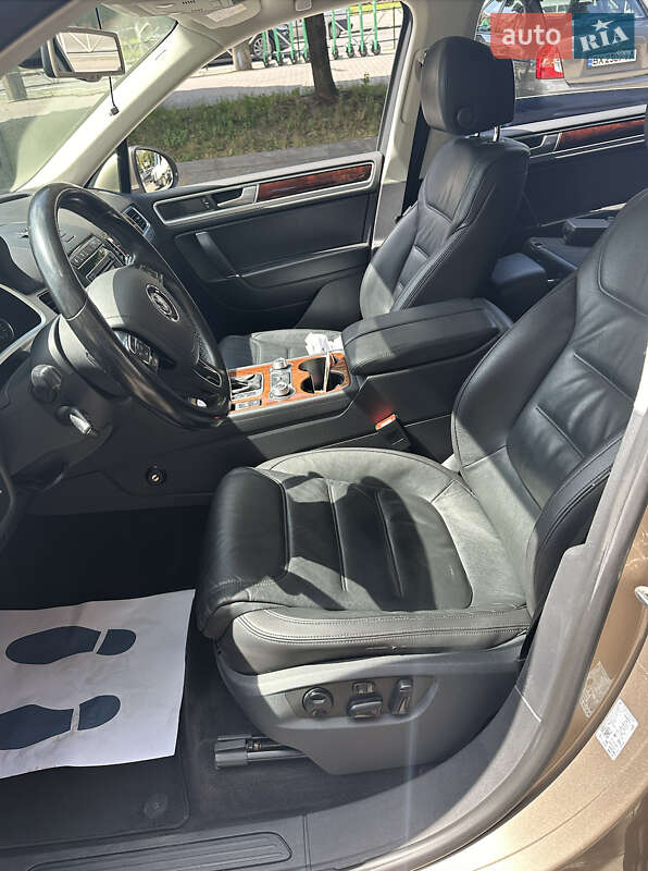 Внедорожник / Кроссовер Volkswagen Touareg 2015 в Хмельницком