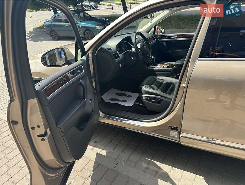 Внедорожник / Кроссовер Volkswagen Touareg 2015 в Хмельницком