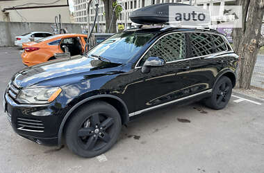 Внедорожник / Кроссовер Volkswagen Touareg 2012 в Киеве