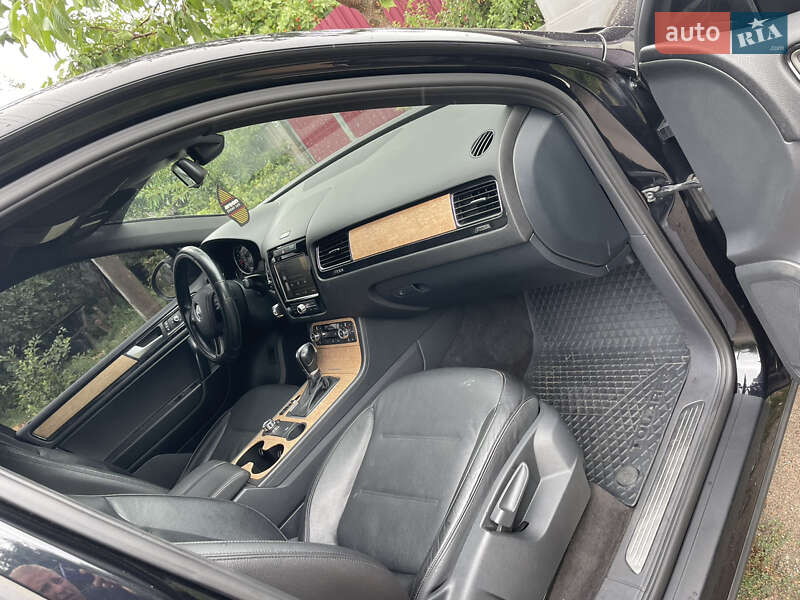 Внедорожник / Кроссовер Volkswagen Touareg 2012 в Конотопе