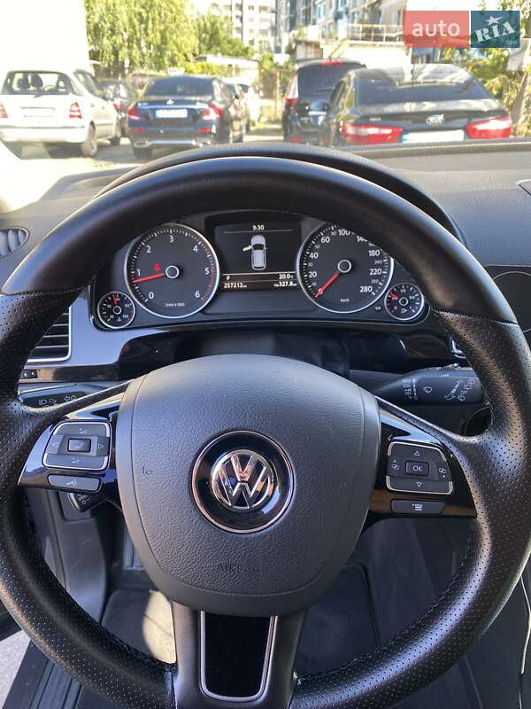 Внедорожник / Кроссовер Volkswagen Touareg 2011 в Киеве