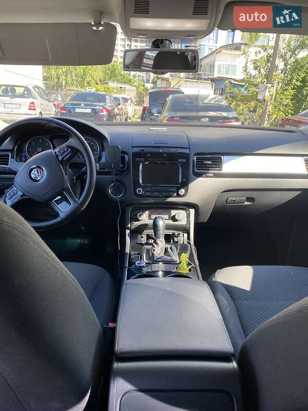Внедорожник / Кроссовер Volkswagen Touareg 2011 в Киеве
