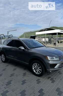 Внедорожник / Кроссовер Volkswagen Touareg 2015 в Хусте