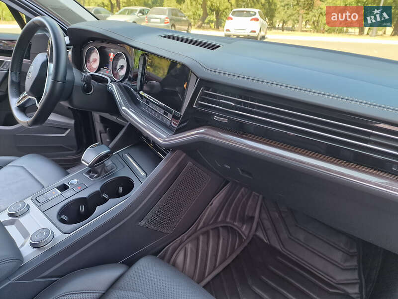 Позашляховик / Кросовер Volkswagen Touareg 2020 в Одесі