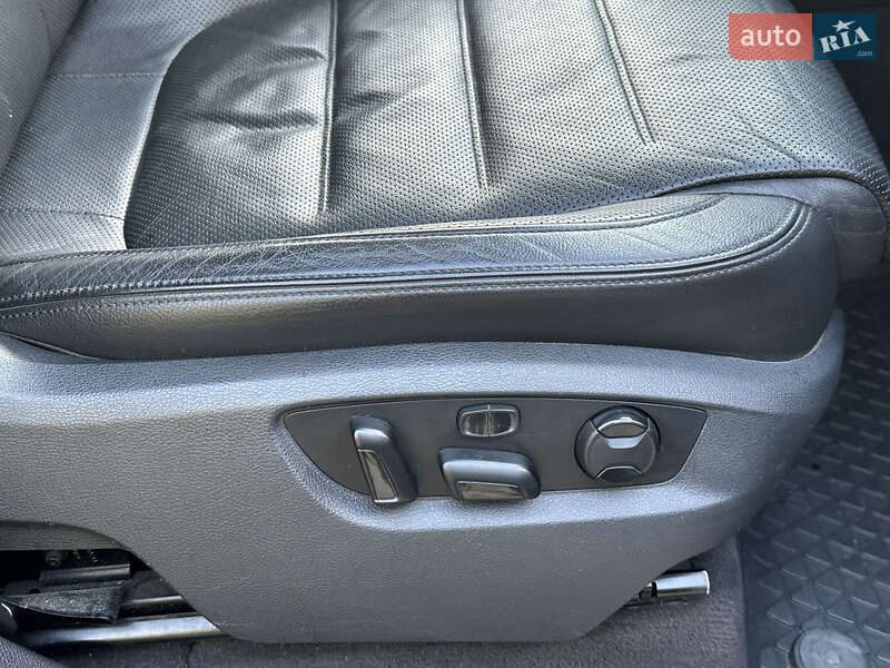 Внедорожник / Кроссовер Volkswagen Touareg 2011 в Ровно