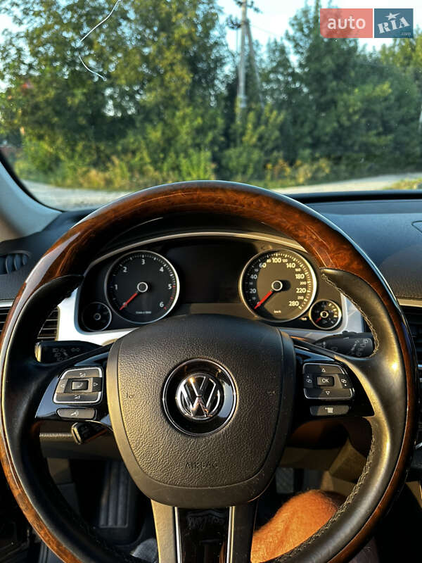 Внедорожник / Кроссовер Volkswagen Touareg 2012 в Хмельницком