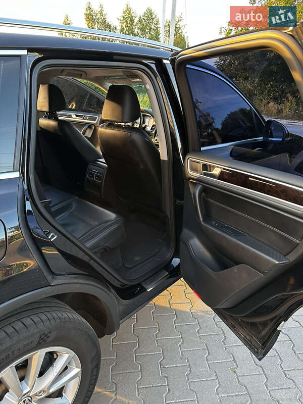 Внедорожник / Кроссовер Volkswagen Touareg 2012 в Хмельницком