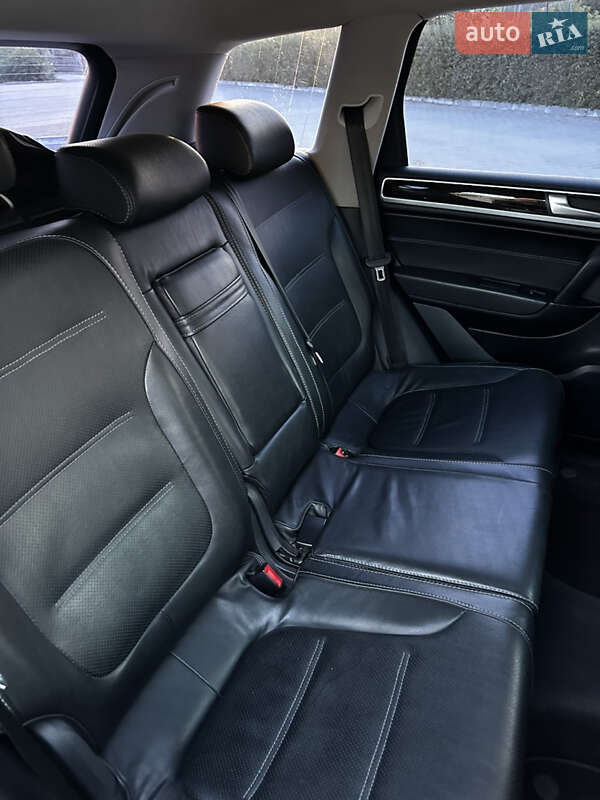 Внедорожник / Кроссовер Volkswagen Touareg 2012 в Хмельницком