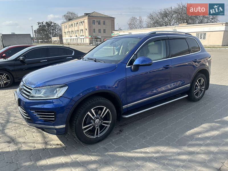 Внедорожник / Кроссовер Volkswagen Touareg 2015 в Полтаве