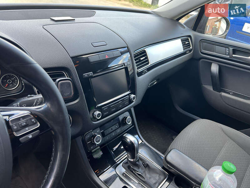 Внедорожник / Кроссовер Volkswagen Touareg 2011 в Киеве