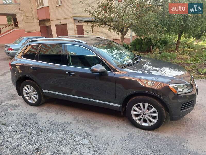 Внедорожник / Кроссовер Volkswagen Touareg 2012 в Тернополе