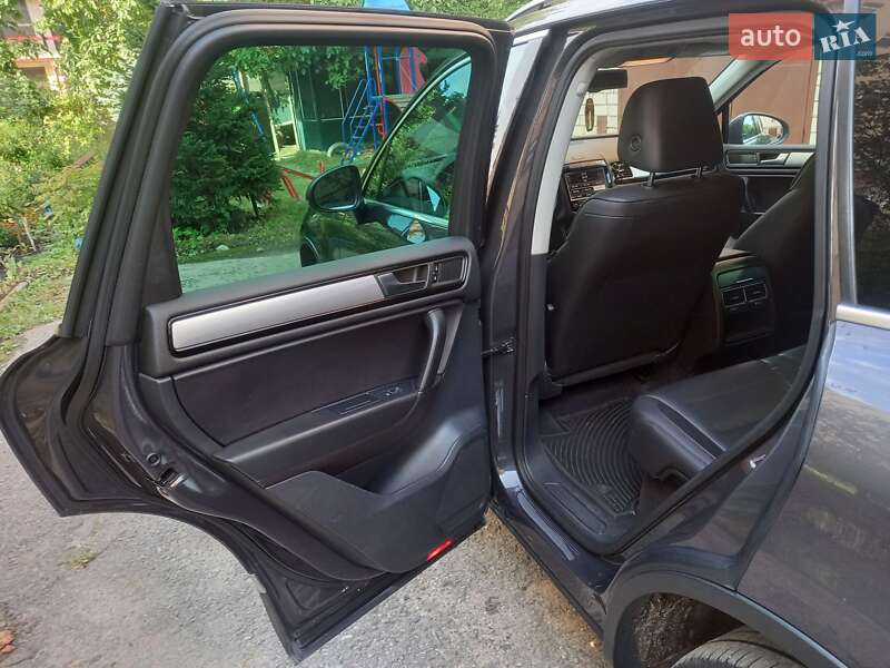 Внедорожник / Кроссовер Volkswagen Touareg 2012 в Тернополе