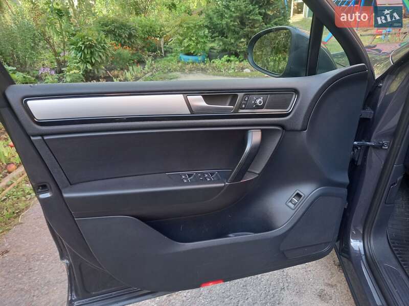 Внедорожник / Кроссовер Volkswagen Touareg 2012 в Тернополе