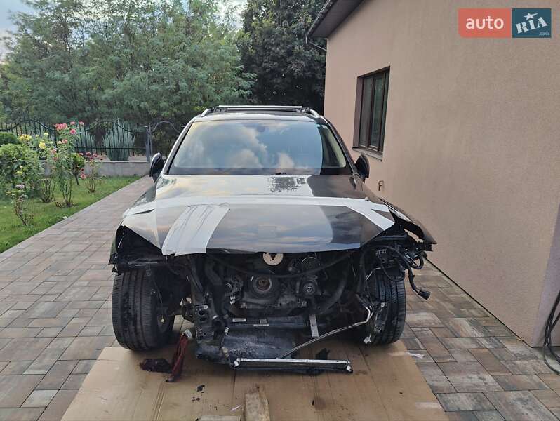 Внедорожник / Кроссовер Volkswagen Touareg 2012 в 