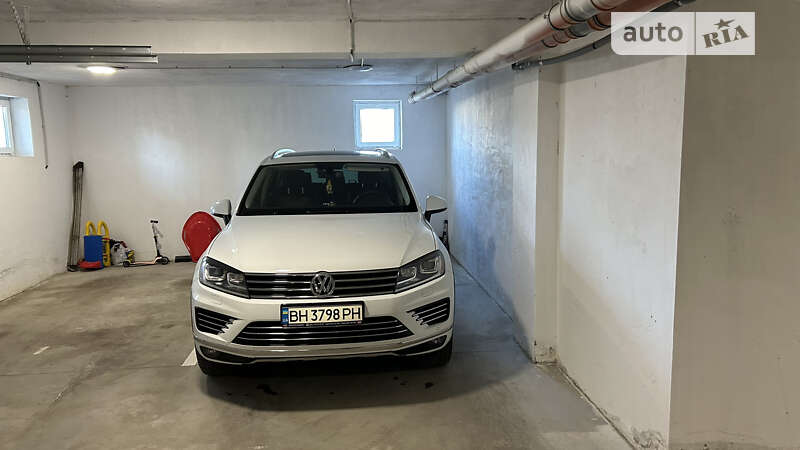 Позашляховик / Кросовер Volkswagen Touareg 2015 в Одесі
