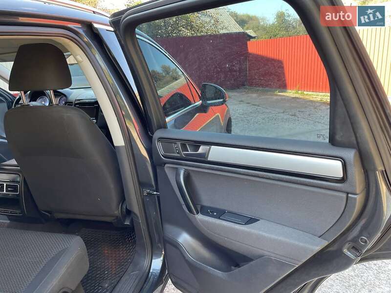 Внедорожник / Кроссовер Volkswagen Touareg 2011 в Сарнах