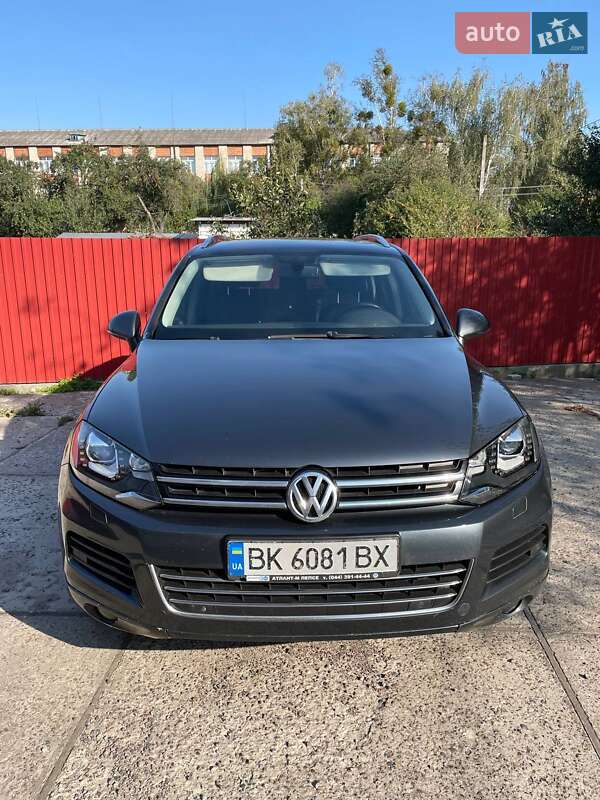Внедорожник / Кроссовер Volkswagen Touareg 2011 в Сарнах
