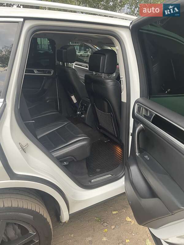 Позашляховик / Кросовер Volkswagen Touareg 2013 в Києві