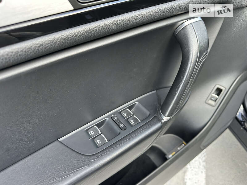 Позашляховик / Кросовер Volkswagen Touareg 2012 в Києві