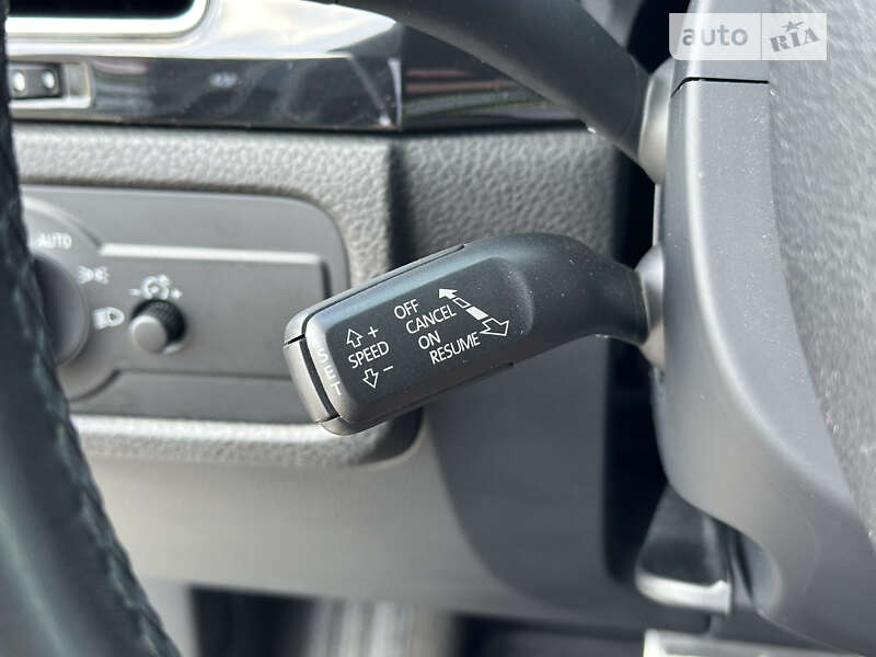 Позашляховик / Кросовер Volkswagen Touareg 2012 в Києві
