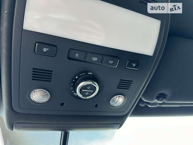 Позашляховик / Кросовер Volkswagen Touareg 2012 в Києві