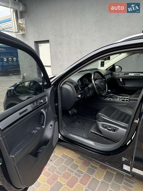 Внедорожник / Кроссовер Volkswagen Touareg 2016 в Киеве