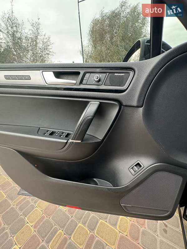 Внедорожник / Кроссовер Volkswagen Touareg 2016 в Киеве