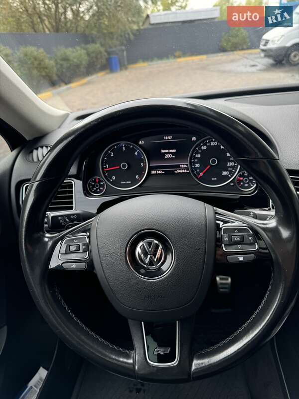 Внедорожник / Кроссовер Volkswagen Touareg 2016 в Киеве