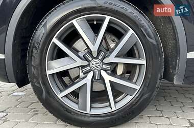 Внедорожник / Кроссовер Volkswagen Touareg 2018 в 