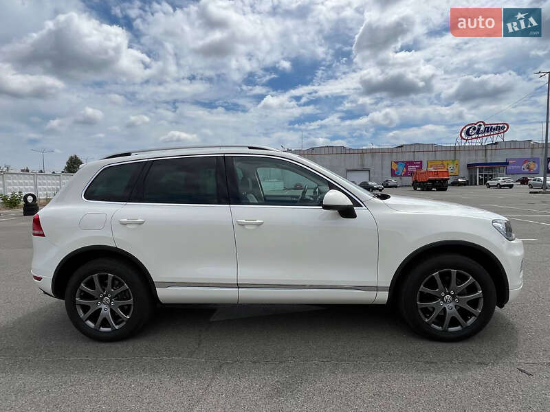 Внедорожник / Кроссовер Volkswagen Touareg 2011 в Киеве