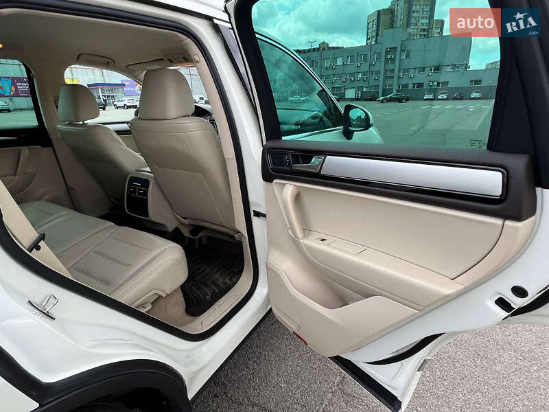 Внедорожник / Кроссовер Volkswagen Touareg 2011 в Киеве