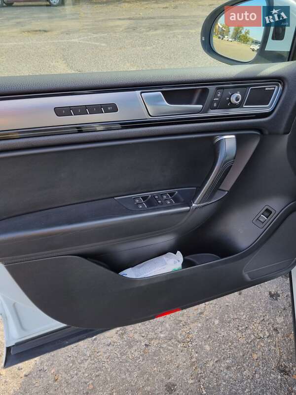 Внедорожник / Кроссовер Volkswagen Touareg 2015 в Белгороде-Днестровском