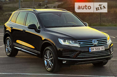 Позашляховик / Кросовер Volkswagen Touareg 2015 в Рівному