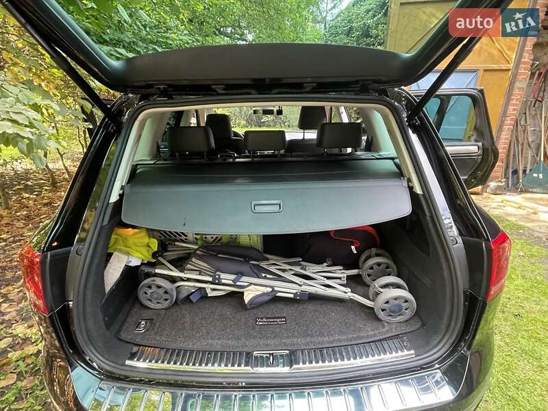 Внедорожник / Кроссовер Volkswagen Touareg 2014 в Киеве