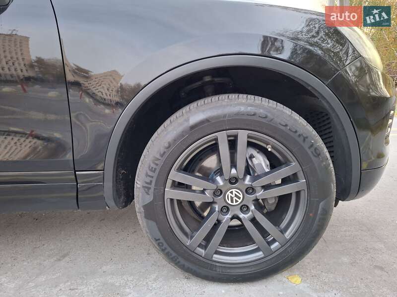 Внедорожник / Кроссовер Volkswagen Touareg 2014 в Киеве
