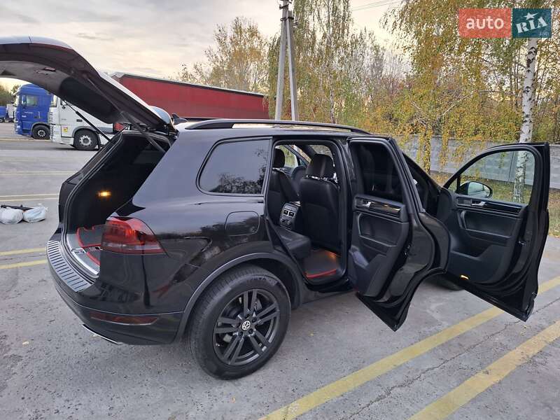 Внедорожник / Кроссовер Volkswagen Touareg 2014 в Киеве