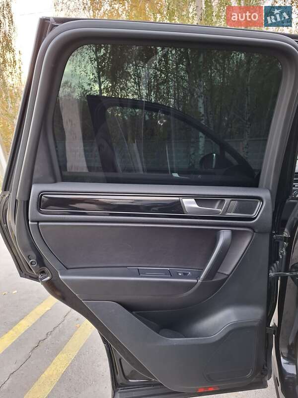 Внедорожник / Кроссовер Volkswagen Touareg 2014 в Киеве