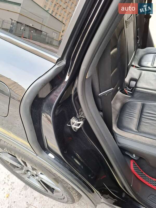 Внедорожник / Кроссовер Volkswagen Touareg 2014 в Киеве