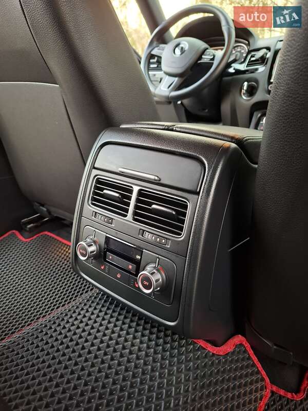 Внедорожник / Кроссовер Volkswagen Touareg 2014 в Киеве