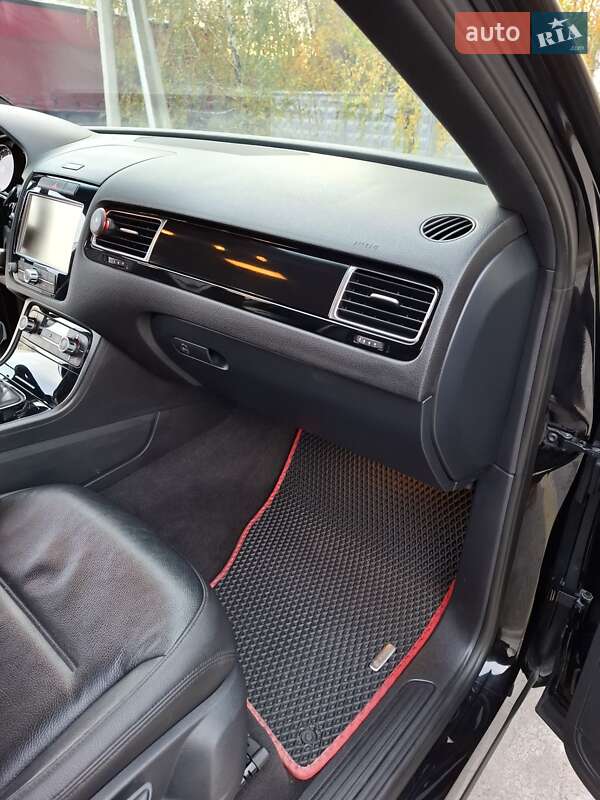 Внедорожник / Кроссовер Volkswagen Touareg 2014 в Киеве