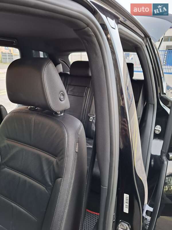 Внедорожник / Кроссовер Volkswagen Touareg 2014 в Киеве