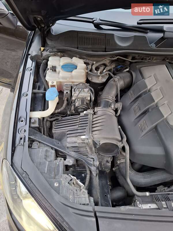 Внедорожник / Кроссовер Volkswagen Touareg 2014 в Киеве