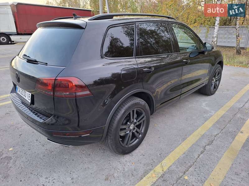 Внедорожник / Кроссовер Volkswagen Touareg 2014 в Киеве